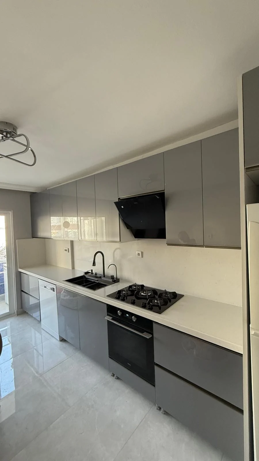 Parlak gri kapaklı modern mutfak uygulaması
