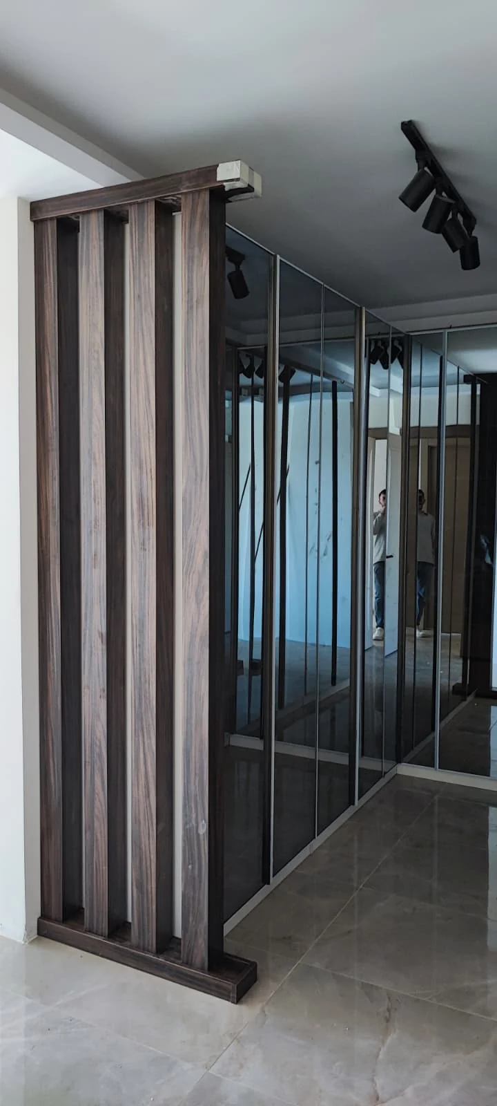 Ayna kapaklı vestiyer ve ahşap bölme uygulaması